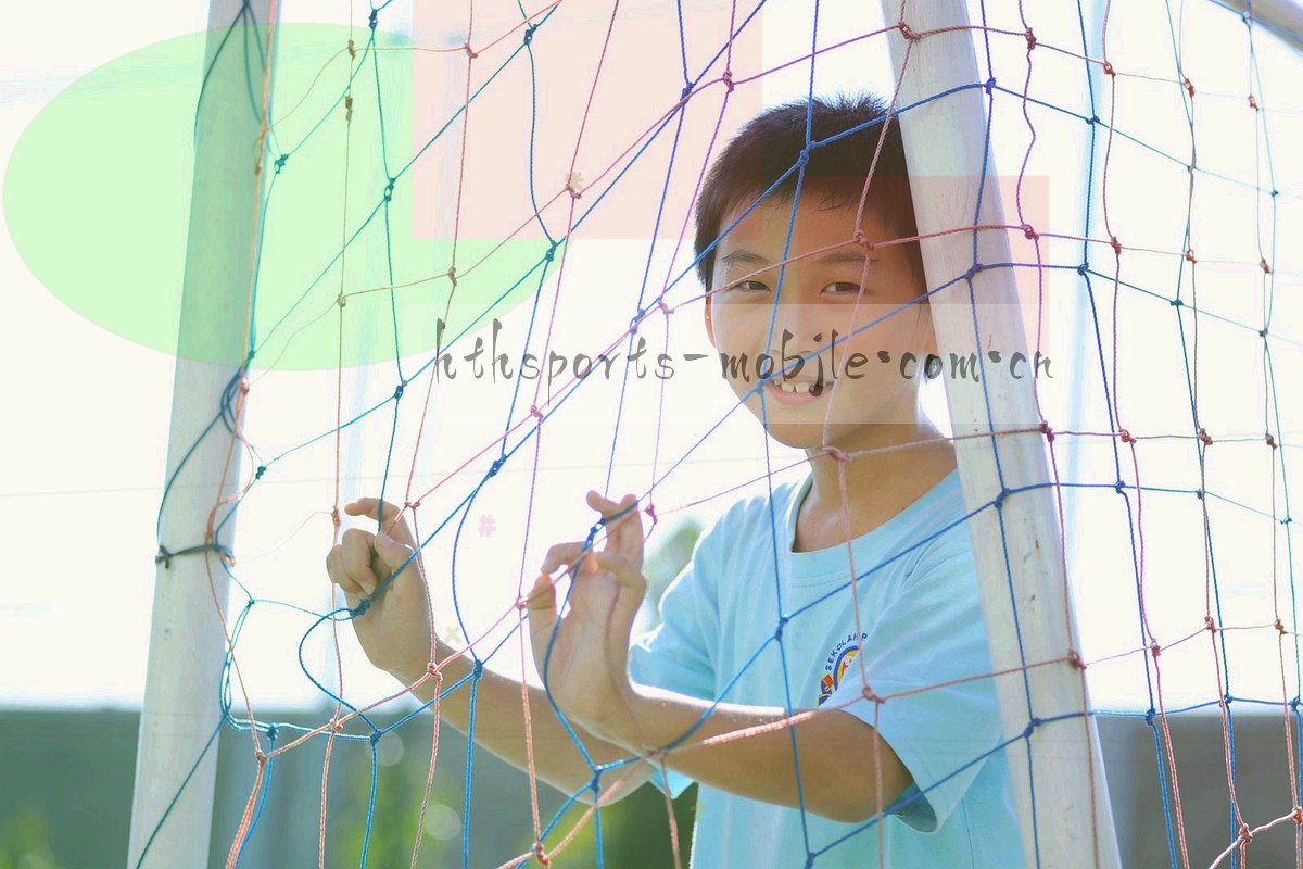 低角度拍摄的夜间看台灯光与屏幕反光局部